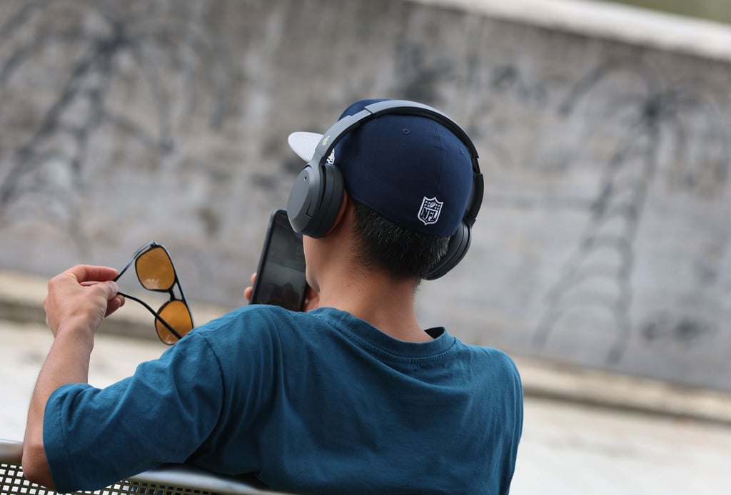 Die Nutzung von sozialen Medien selbst steuern und im Rahmen halten? Für Heranwachsende ist das oft überfordernd - umso wichtiger ist, dass die Eltern hier unterstützen.
