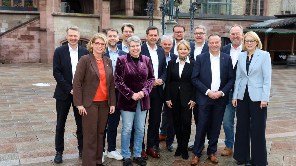 Die Oberbürgermeisterinnen und Oberbürgermeister mit Ministerpräsident Olaf Lies (SPD, 6. v.l.).