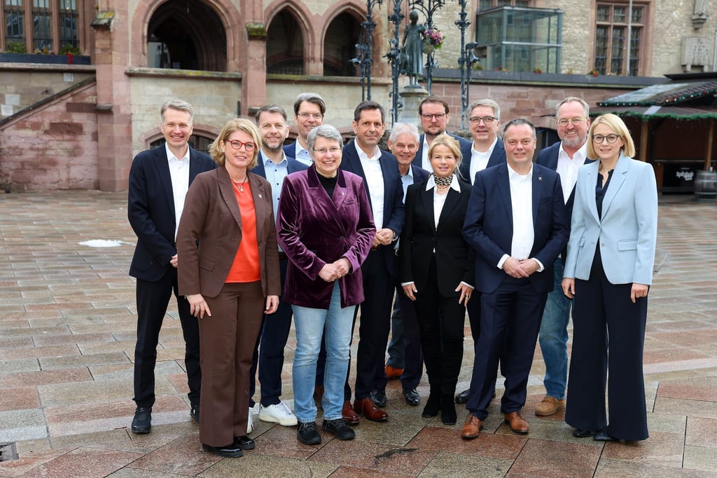 Die Oberbürgermeisterinnen und Oberbürgermeister mit Ministerpräsident Olaf Lies (SPD, 6. v.l.).