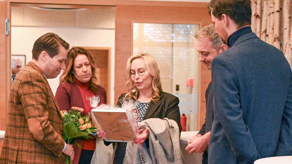 Auch die Bürgermeisterin der Einheitsgemeinde Wanzleben, Grit Matz (CDU/Mitte) hat den Empfang in Klein Wanzleben besucht und ein geschenk zum Geburtstag von KWS mitgebracht.