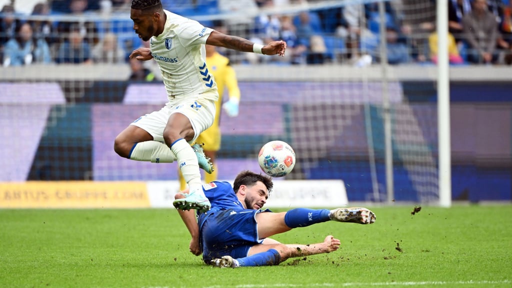 Ado Onaiwu (l) beendet seine Zeit in Magdeburg. (Archivbild)