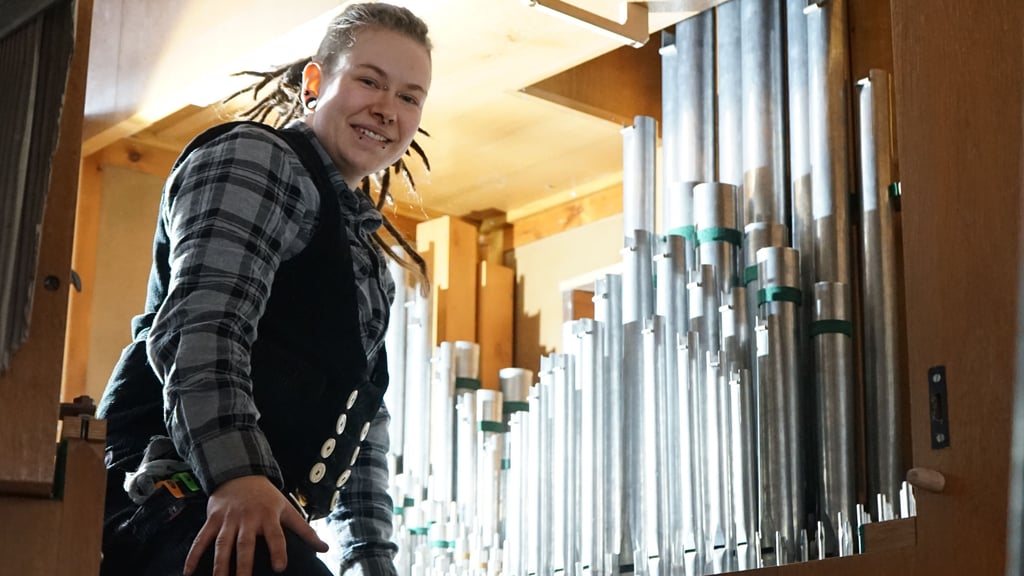 Orgelbauer Alekcxsander Noel Liebermann baut die Orgel in der Katharinenkirche ab.