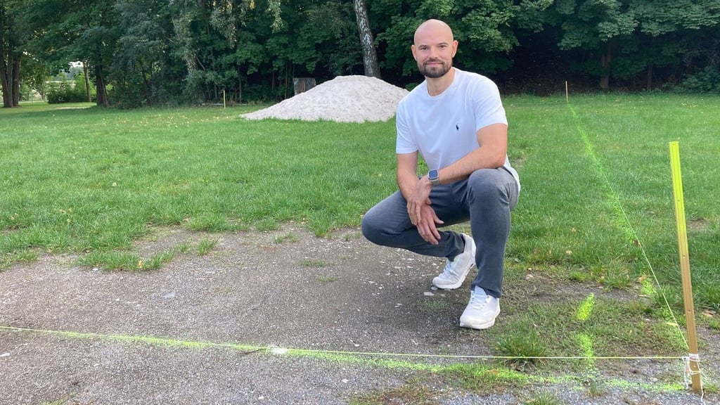 Im September kann Jan Wegener lediglich das abgesteckte Feld präsentieren. Mittlerweile sind viele Arbeiten bereits erledigt.