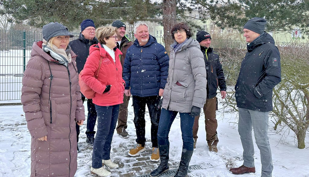 Weder der übliche Sportunterricht noch Training mit den Vereinen ist seit  mehreren  Wochen in der Prettiner Turnhalle  möglich. Einige  kommen daher zusammen, um das jahrelange Problem zu besprechen (von links): Schulleiterin Sylvie Ebermann, Alexander Schicht, Kerstin Gräfe, Matthias Braun, Dirk Schulze, Birgit Brückmann, Matthias Döring und Rüdiger Strube.