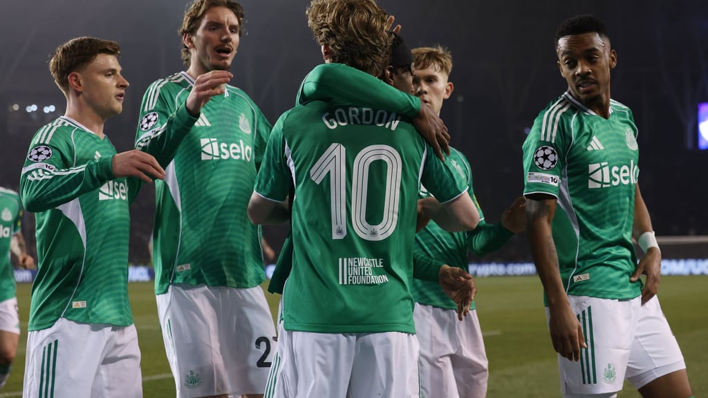 Nick Woltemade (2.v.l.) jubelt mit Vierfach-Torschütze Anthony Gordon (Nummer 10).