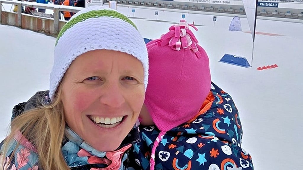 Auch als Mutter ist die ehemalige Weltmeisterin Franziska Hildebrand aus Köthen in Sachsen-Anhalt dem Biathlon eng verbunden.