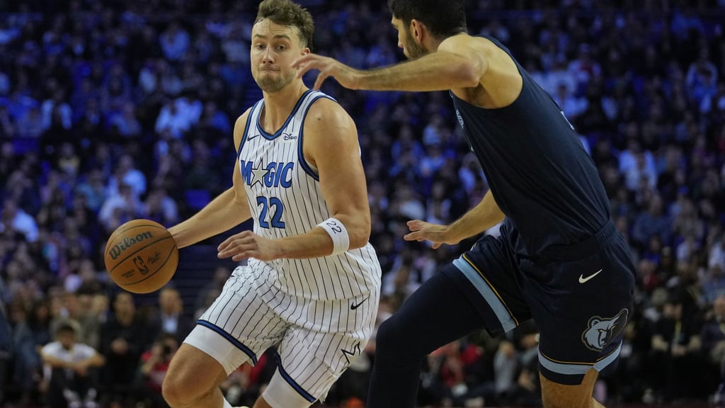 Erneut verletzt: Basketball-Weltmeister Franz Wagner von Orlando Magic (l).