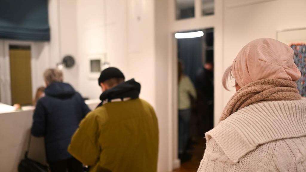 In der Arztpraxis von Bernd Brinker stehen Patienten bei der offenen Sprechstunde Schlange.