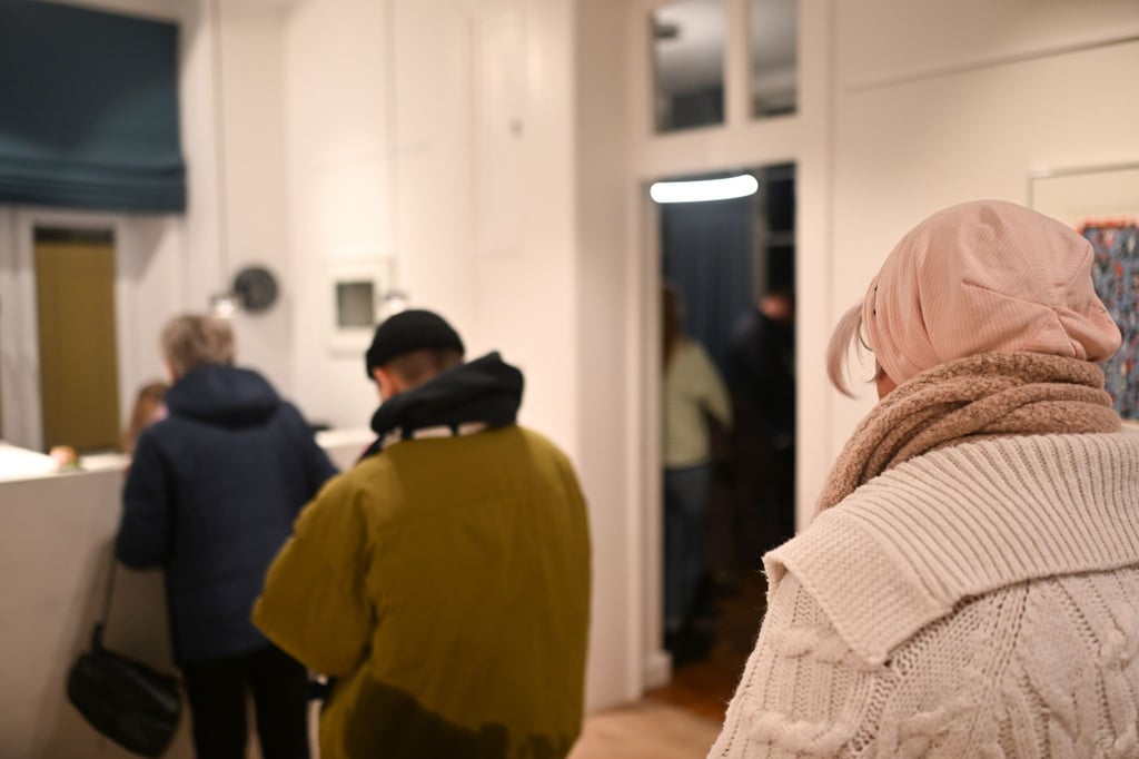 In der Arztpraxis von Bernd Brinker stehen Patienten bei der offenen Sprechstunde Schlange.