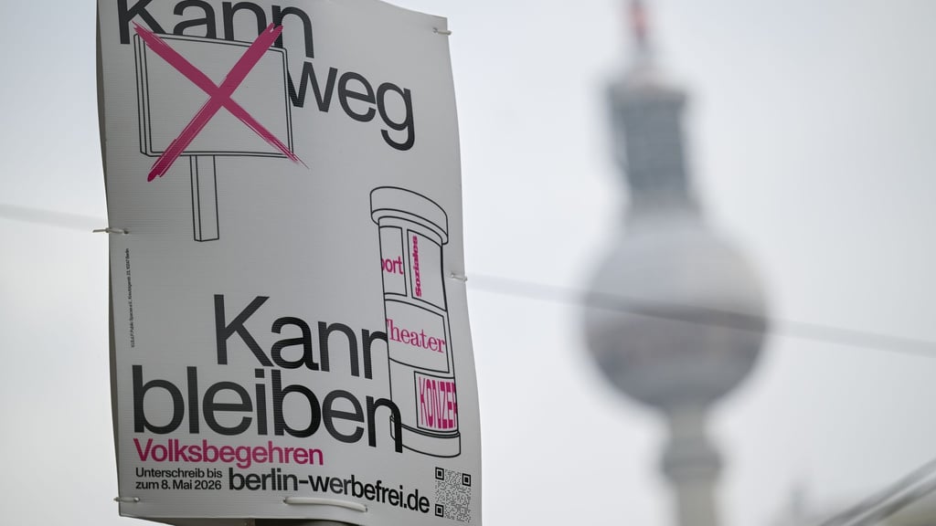 Für die Aktivisten des Volksbegehrens „Berlin werbefrei“ ist es im Winter schwer, Unterschriften für ihr Anliegen zu sammeln.