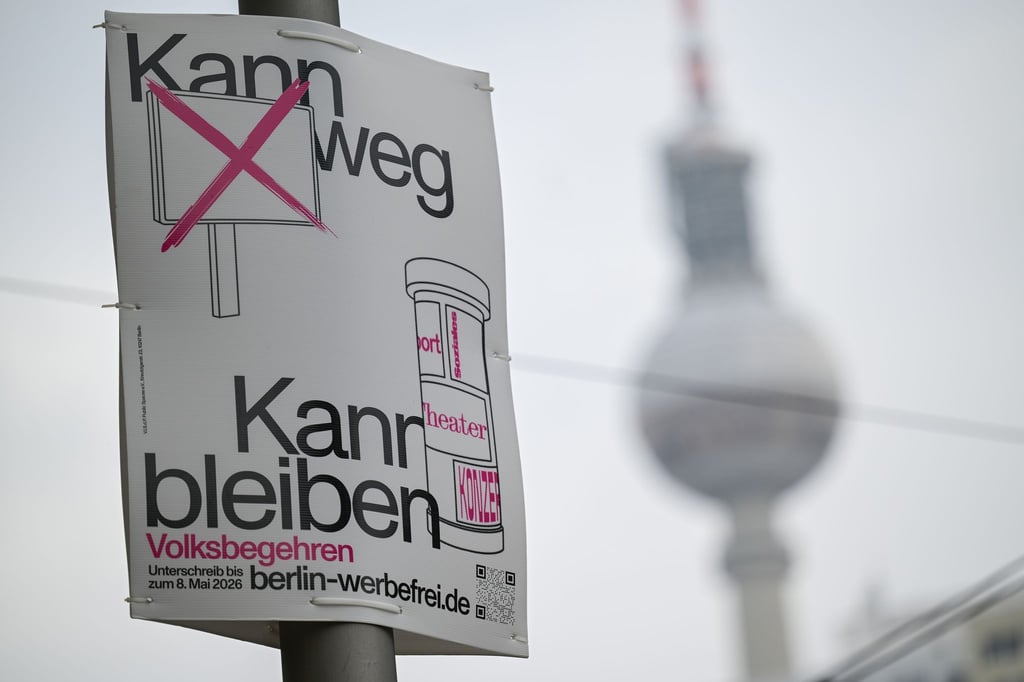 Für die Aktivisten des Volksbegehrens „Berlin werbefrei“ ist es im Winter schwer, Unterschriften für ihr Anliegen zu sammeln.