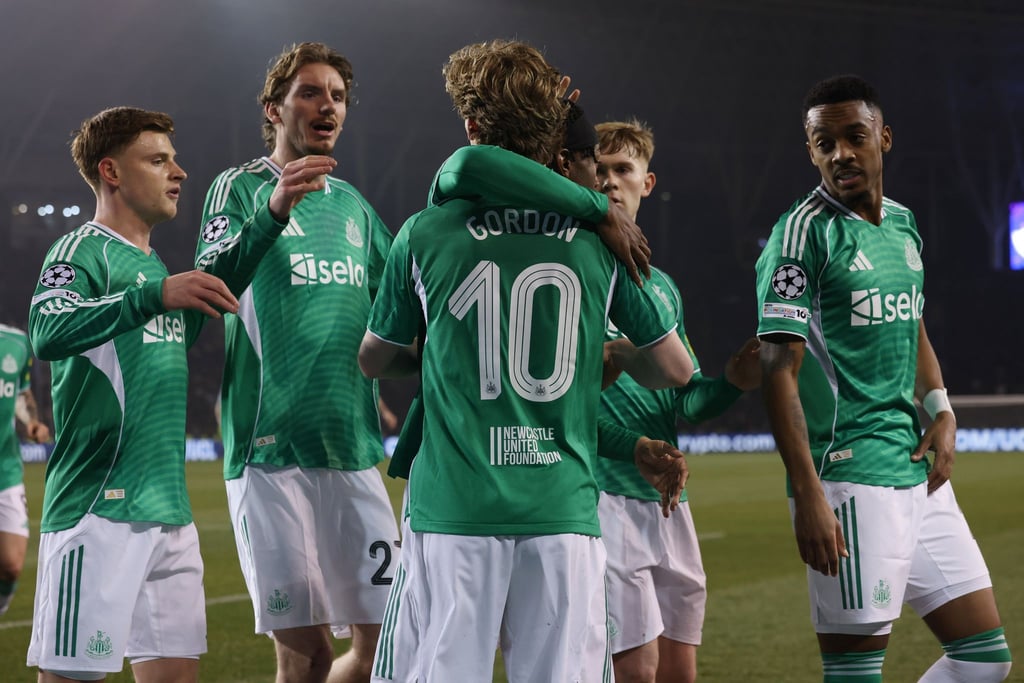 Nick Woltemade (2.v.l.) jubelt mit Vierfach-Torschütze Anthony Gordon (Nummer 10).