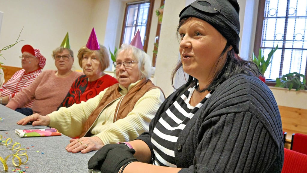 Yvonne Lenkawa (vorn) organisiert alle zwei Wochen eine Kaffeerunde für die Seniorinnen in der Hecknerstraße. 