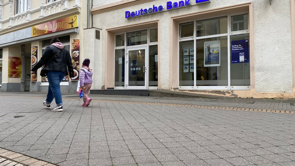 Blick auf die Filiale der Deutschen Bank in Burg, die an der Schartauer Straße zu finden ist. Am 19. Februar 2026 ist der Standort zum letzten Mal geöffnet.