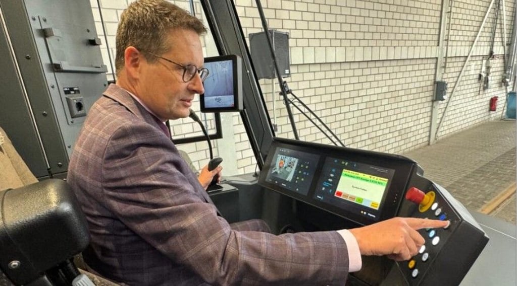 Weil sich die Gelegenheit bot: OB Alexander Vogt nahm im Führerhäuschen der Straßenbahn Platz.