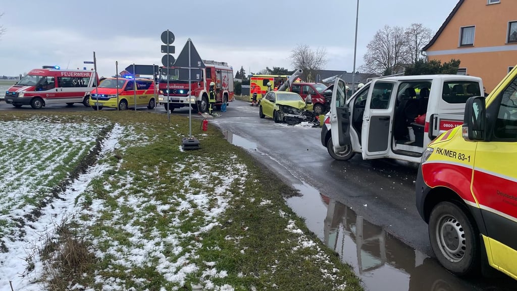 Nach dem schweren Unfall am Dienstagmorgen in Wengelsdorf bei Weißenfels (Burgenlandkreis)