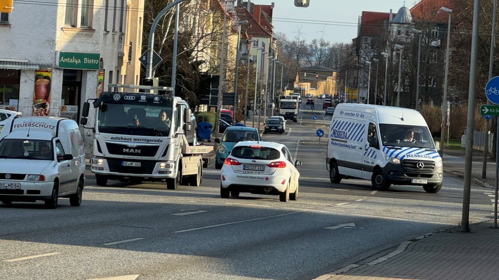 Diese Kreuzung der B81 mit der Spiegelstraße in Halberstadt  sollte eigentlich schon im Jahr 2025 ausgebaut werden. Passiert das nun 2026?