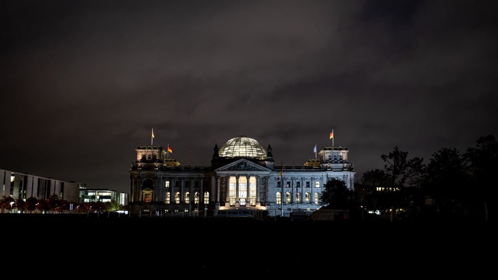Im Reichstagsgebäude läuft ein Feuerwehreinsatz
