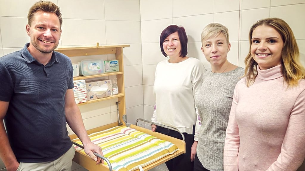 Die Vorstandsmitglieder des Fördervereins für Kita und Hort Schönhausen, (von links) Yves Richter, Caro Giese, Jessica Wolf und Anja Bock,  haben den Wunsch nach einer Wickelkommode für die Sporthalle erfüllt. 