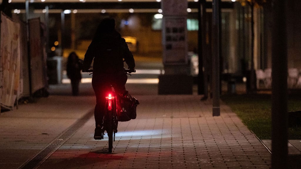 Dunkle Ecken - helles Licht: Richtig beleuchtet sind Radler bei Nacht sicher und gesetzeskonform unterwegs.