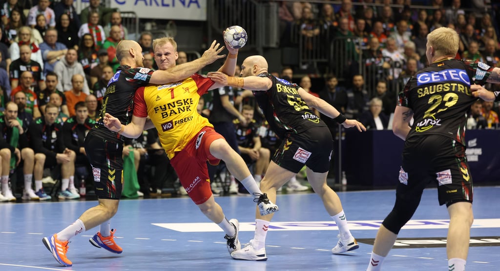 Christian O’Sullivan (l.) packt hier zusammen mit Oscar Bergendahl gegen Lasse Vilhelmsen ordentlich zu.