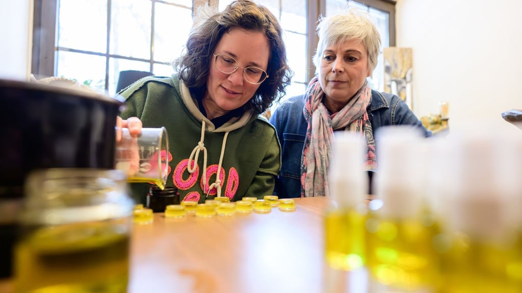 Naturkosmetik aus der Lüneburger Heide: Tannenwachs und Bienenöl.
