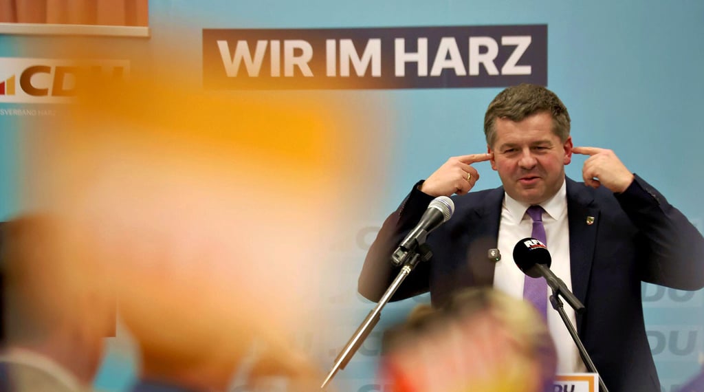 „Nun spielt endlich mal einen Tusch“: Ministerpräsident Sven Schulze beim Politischen Aschermittwoch in Darlingerode (Harz).
