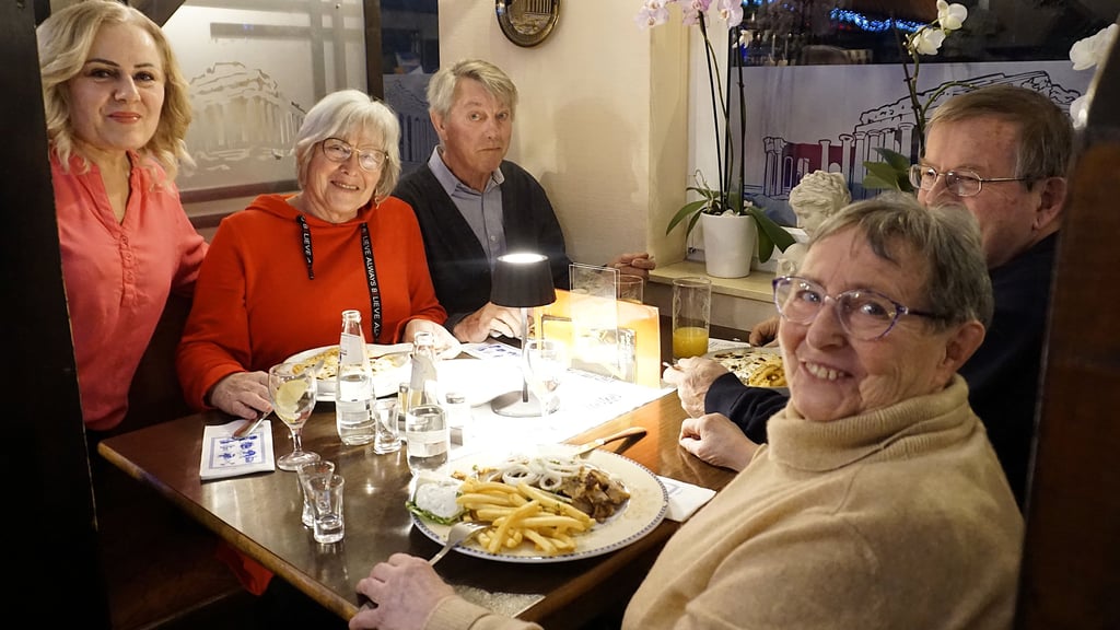 Orjeta Prenku mit ihren Stammgästen, den Ehepaaren Natho und Winter. 