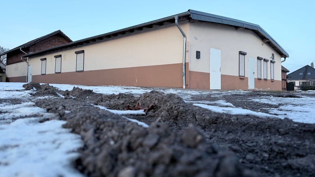 Am Bolzplatz liegt das Haus der Begegnung. Der in Jahre geratene Versammlungsort soll nach Wunsch aus Gerwisch überholt werden - einschließlich Sanitäranlage. 