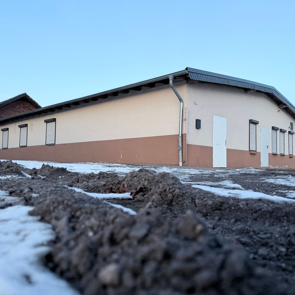 Am Bolzplatz liegt das Haus der Begegnung. Der in Jahre geratene Versammlungsort soll nach Wunsch aus Gerwisch überholt werden - einschließlich Sanitäranlage. 