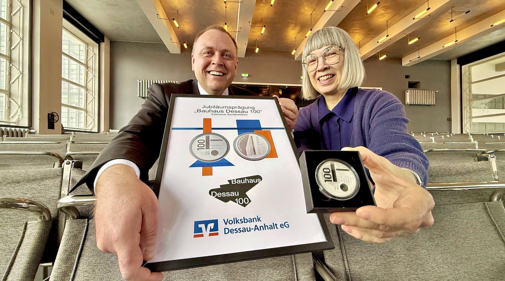 Volksbank-Vorstand Steffen Schneider und Bauhaus-Chefin Barbara Steiner zeigen die aus Silber gefertigte Bauhaus-Medaille.
