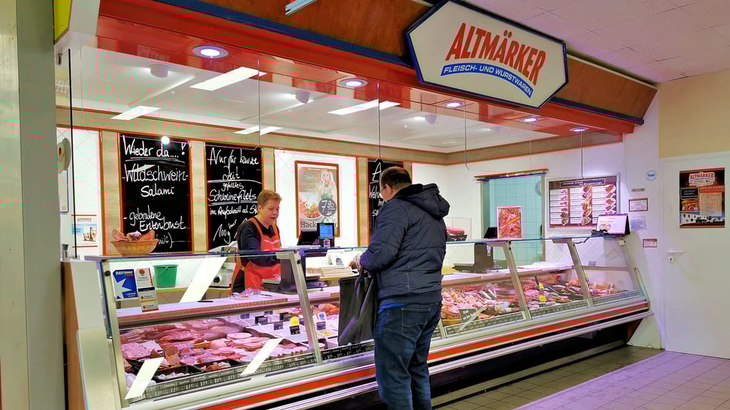 Ladentheke der „Altmärker Fleisch- und Wurstwaren" in Havelberg: Demnächst eröffnet der „Altmärker“ auch im Kaufland in Salzwedel.