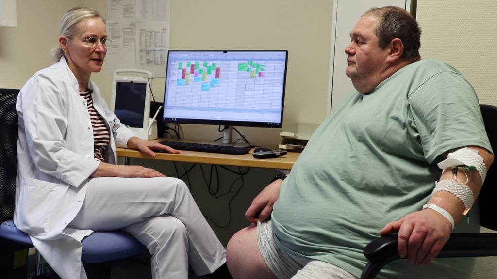 Ärztin Barbara Renz spricht im Adipositaszentrum Halle mit Torsten Naumann über seinen weiteren Weg zum normalen Gewicht.