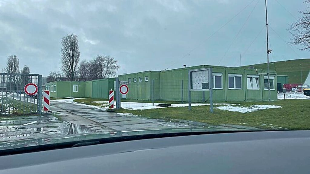 Die Abfallaufnahme- und Umladestation der ALS in Stendal. Das Abfallentsorgungsunternehmen plant hier den Neubau ihren Firmensitzes, der zurzeit in Osterburg ist. In den Cointainern sind Büros, Aufenthalts- und Sanitärräume für die Mitarbeiter auf dem Recyclingghof.