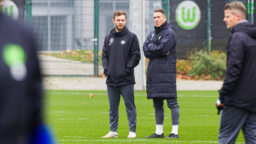 Trainer Daniel Bauer (2.v.l.) steht beim Training neben Co-Trainer Tobias Holm (l).