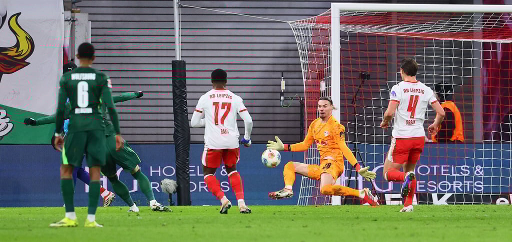 30. Gegentreffer der Saison in der Bundesliga: Svanberg erzielt das 2:1 für Wolfsburg.