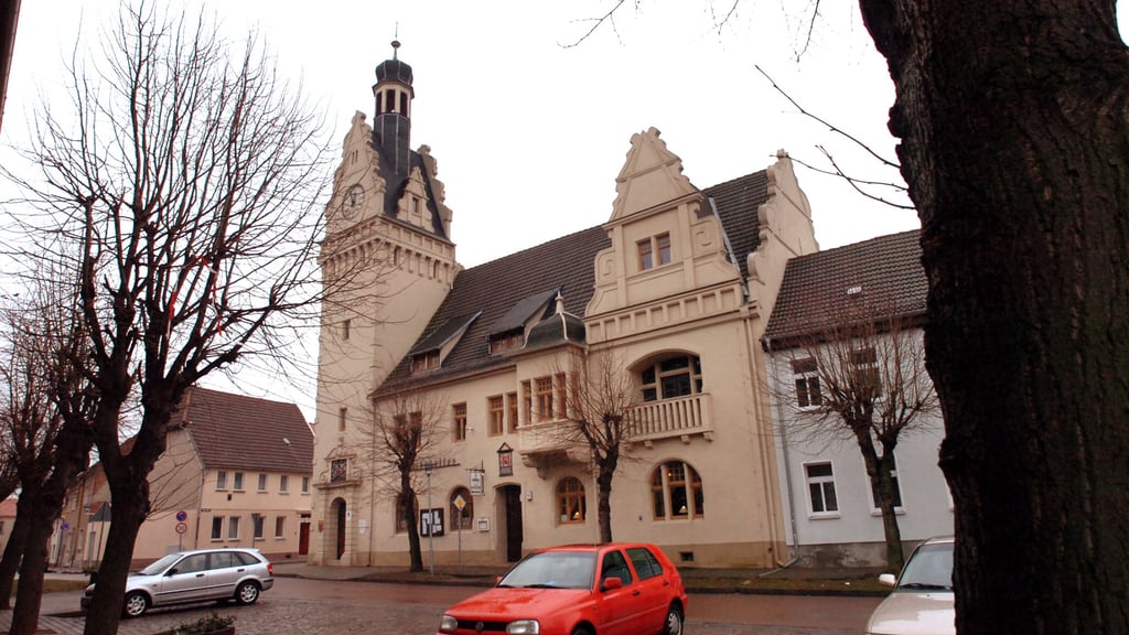 Der Verbandsgemeinderat Saale-Wipper ist sich im Ratssaal des Güstener Rathauses einig geworden über die Verteilung des Bundessondervermögens.