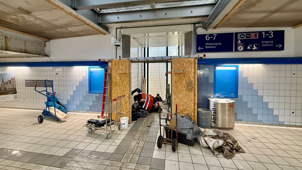 Am Dessauer Hauptbahnhof werden drei Fahrstühle saniert. Die waren seit Mitte der 1990er Jahre im Einsatz. Bis September sollen die Arbeiten abgeschlossen sein.