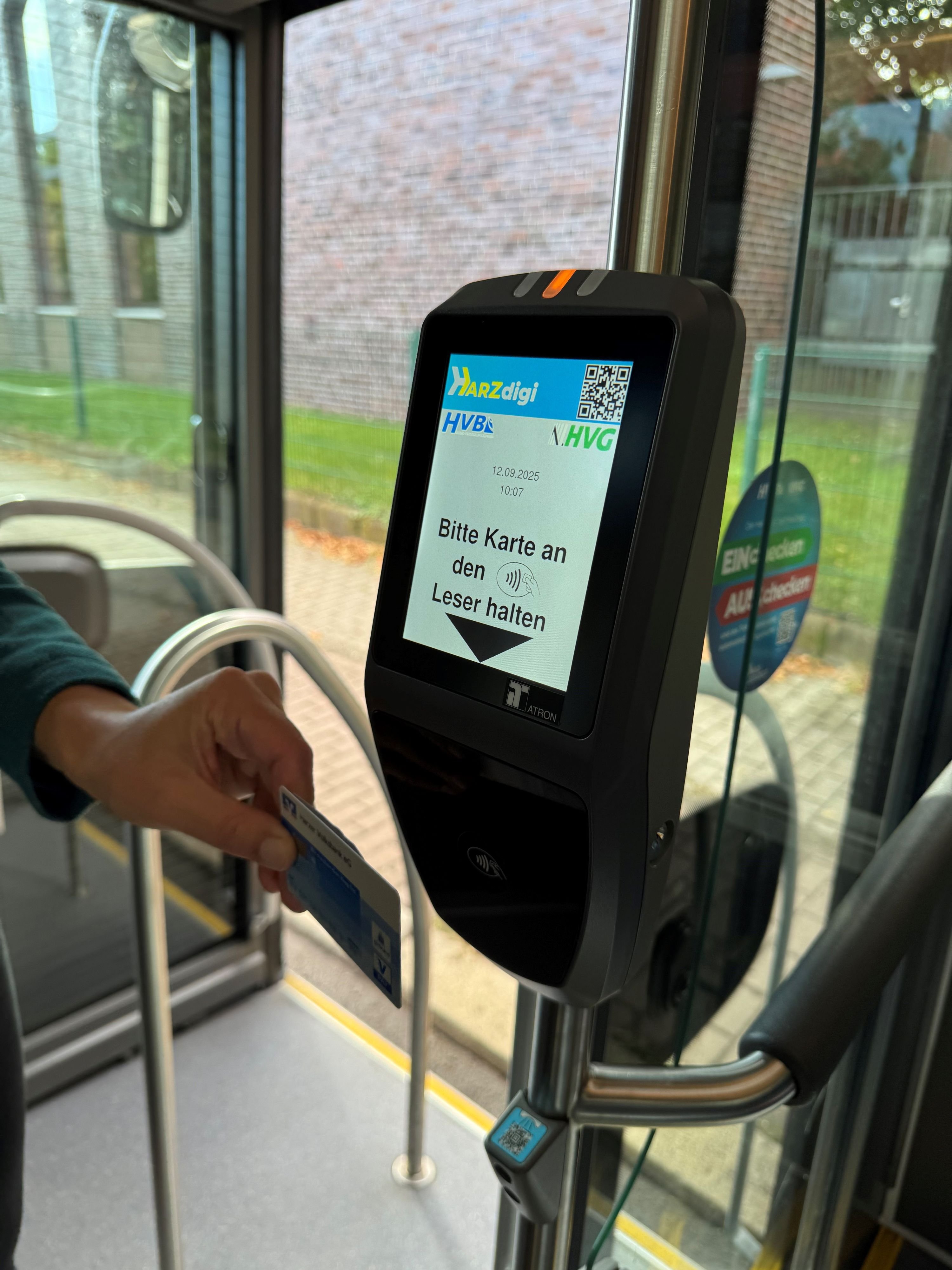 Nahverkehr im Harz: Neue Bezahlmethode in Halberstadts Nahverkehr weckt Neugier der Passagiere