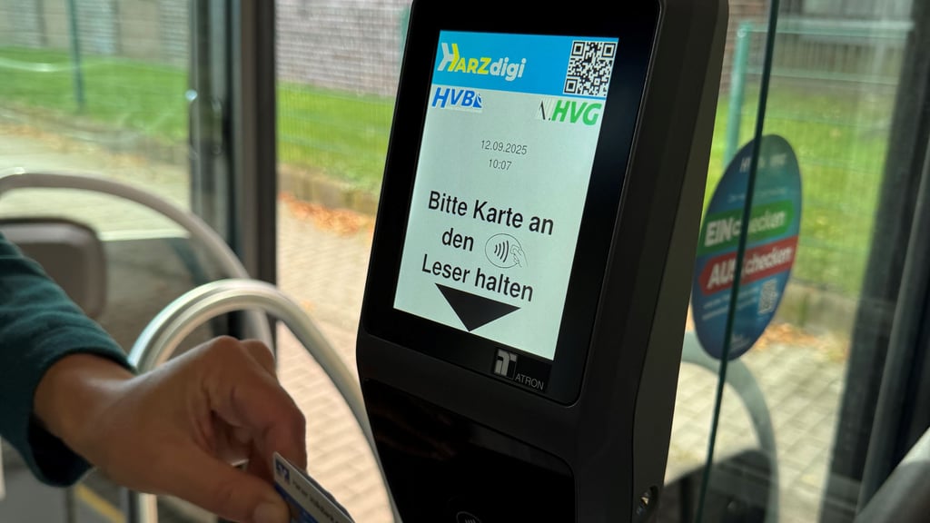 Die neuen Check-in-Check-out-Systeme in den Stadtbussen und Straßenbahnen der Halberstädter Verkehrsgesellschaft erleichtern das Bezahlen.