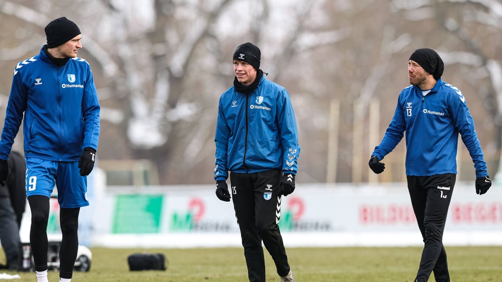 Leon Mergner (m.) darf derzeit Woche für Woche bei den Profis des 1. FC Magdeburg im Training mitwirken.