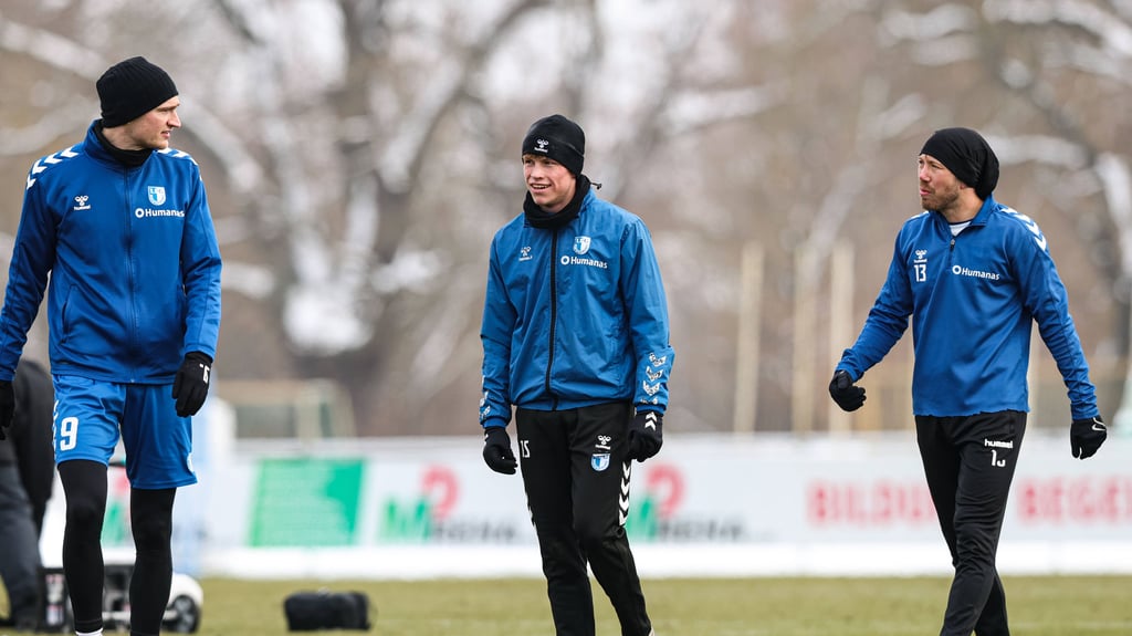 Leon Mergner (m.) darf derzeit Woche für Woche bei den Profis des 1. FC Magdeburg im Training mitwirken.