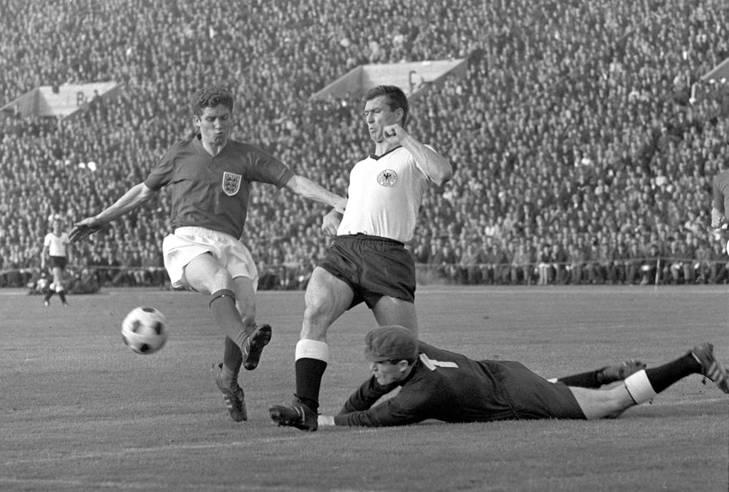 In seiner Spielerkarriere bestritt Sepp Piontek (M) sechs Länderspiele für Deutschland. (Archivbild)