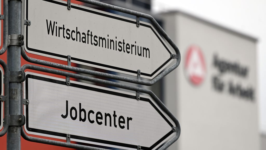 Eine Industriebranchen schwächeln - immer wieder ist das Wirtschaftsministerium gefragt. (Symbolbild)