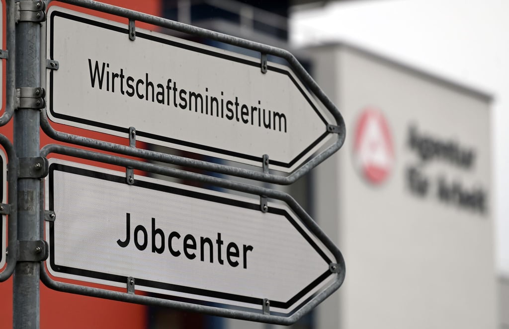 Eine Industriebranchen schwächeln - immer wieder ist das Wirtschaftsministerium gefragt. (Symbolbild)