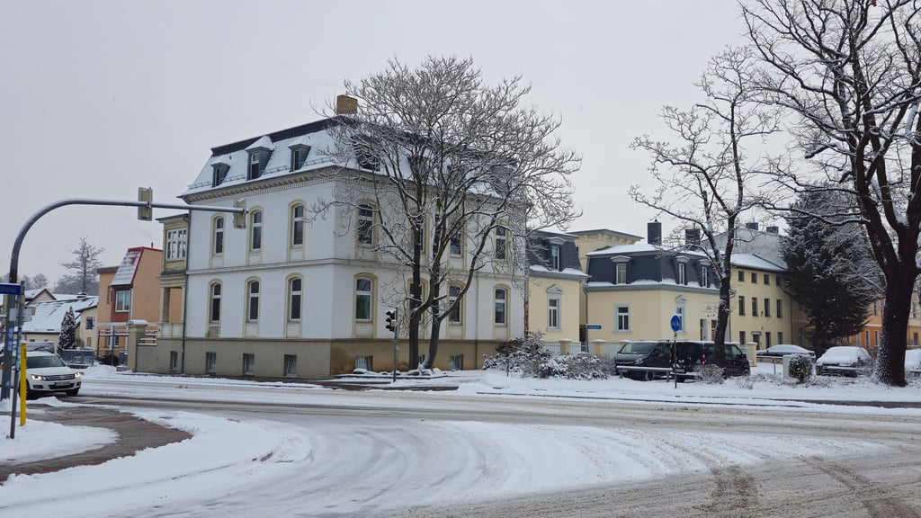 Wie schwer ist es für große Familien, eine passende Wohnung in Zerbst zu finden? In diesem Altbau am Zerbster Frauentorplatz ist derzeit eine 5-Zimmer-Wohnung zu haben.