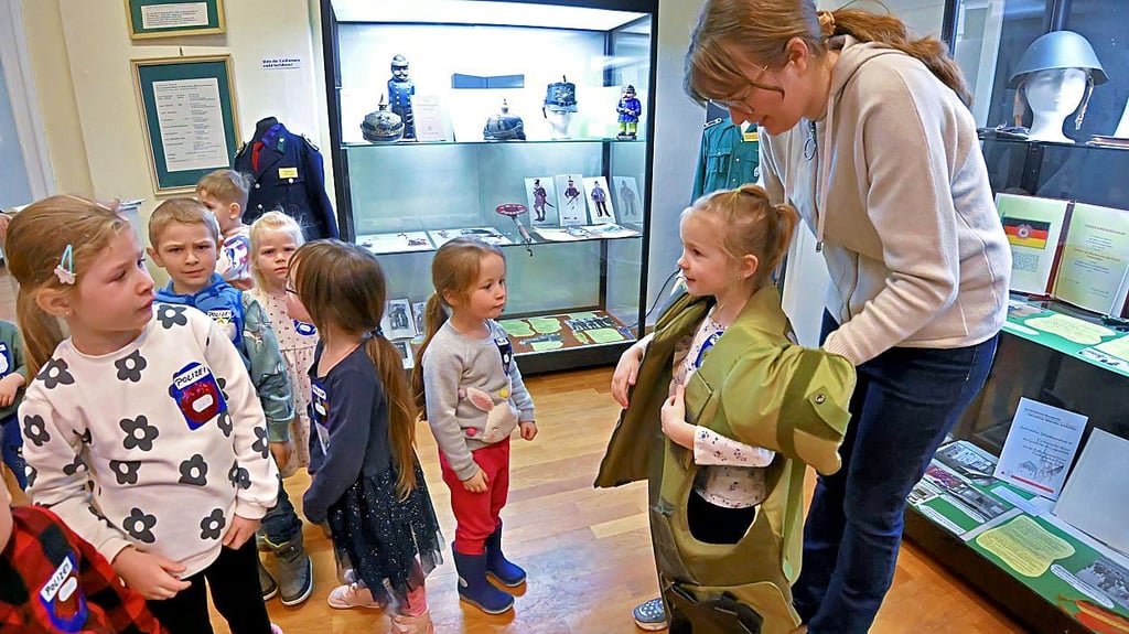 In der Ausstellung im Ascherslebener Museum dürfen die Kinder der Drohndorfer Kita auch mal eine schusssichere Weste anprobieren. Die Schau ist noch bis 22. Februar für große und kleine Besucher geöffnet.