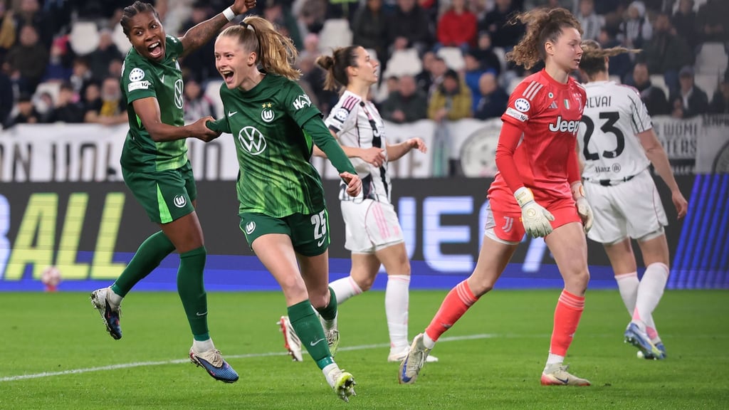 Wolfsburger Jubel: Torschützin Vivien Endemann und ihre Teamkollegin Lineth Beerensteyn (l) feiern den Treffer zum 1:0 bei Juventus Turin.