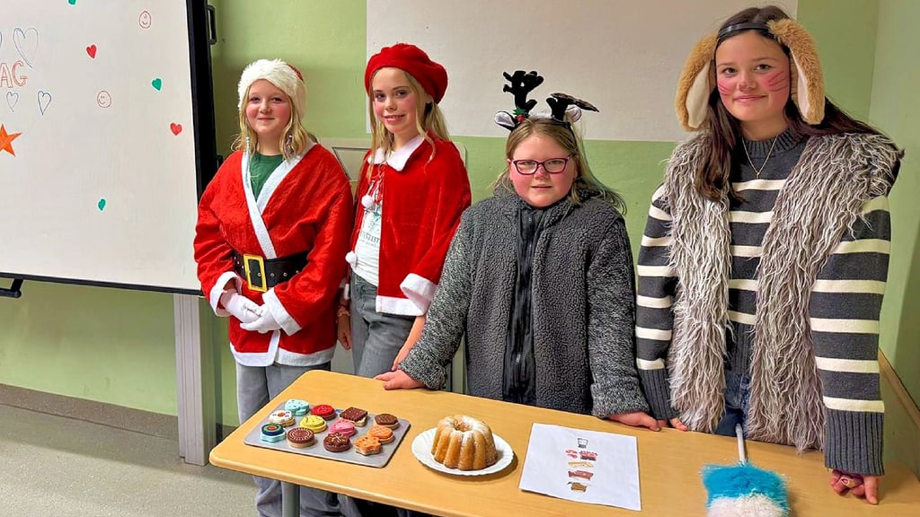 Thea Rangott (von links), Larissa Niemann, Emma Schumacher und Mia Lynn Thunecke gehören zur neuen Theater-AG.