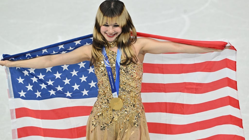 Alysa Liu bejubelt mit der US-Fahne ihre Goldmedaille.